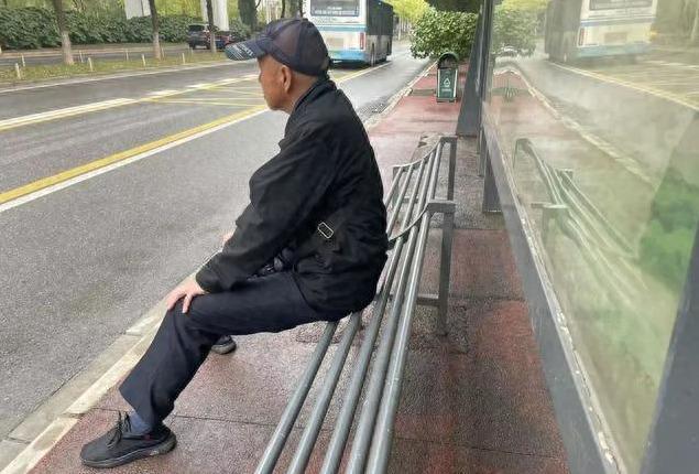 沙只能坐半个的公交站椅子惹发巨大争议凯发K8旗舰厅AG客服便民无小事！长(图2)
