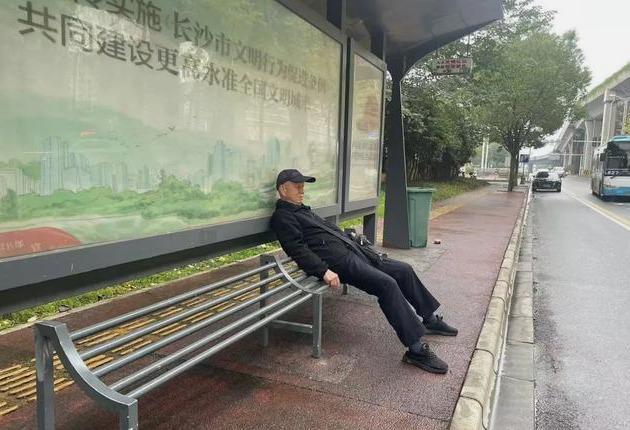 沙只能坐半个的公交站椅子惹发巨大争议凯发K8旗舰厅AG客服便民无小事！长(图3)