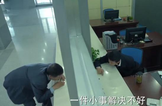 沙只能坐半个的公交站椅子惹发巨大争议凯发K8旗舰厅AG客服便民无小事！长(图4)