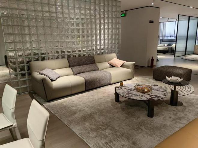 现代休闲与川派艺术沙发新品齐发k8凯发广东简舒家居引领潮流：(图2)