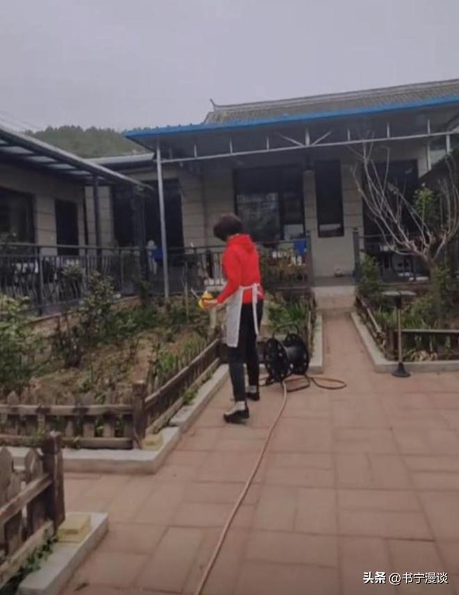 和二婚丈夫住农村平房院子大得能跑步凯发k8入口64岁徐俐晒北京小院(图5)